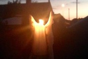 英国女子夜晚点燃蜡烛惊奇发现“六翼天使”