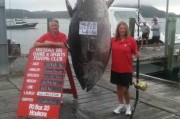 新西兰56岁女子钓411公斤吞拿鱼破世界纪录