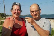 美国纽约州女子海滩戏水弄丢戒指 竟在36年后找回来