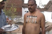 印度男子Arun Raikwar身体有强劲磁场能吸各类金属物