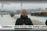 瑞典记者Bo Carlsson现场报道大雪造成当地有轨电车瘫痪 话音刚落有轨电车驶过