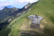 法国艺术家Guillaume Legros在瑞士山丘绘制全球最大草地绘画