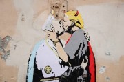 梵蒂冈出现意大利街头艺术家绘画的涂鸦：教宗与特朗普拥吻