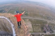 罗马尼亚男子玩命 在252米高烟囱顶踩单轮车