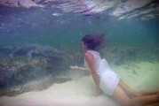 意大利女模在墨西哥湾水下与4米长美洲鳄面对面共泳