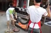 广东东莞一家餐馆当街宰杀3米长的“过山乌”眼镜王蛇