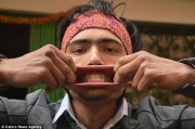 尼泊尔19岁青年Raja Thapa“超级大嘴巴”口插138支铅笔 刷新世界纪录