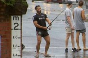 澳洲墨尔本男子在水淹的街道上钓鱼一战成名 笑言要角逐总理职位