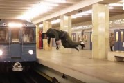 火车准备进站驶近 俄罗斯男子突跃身一跳空中翻转一圈到对面月台