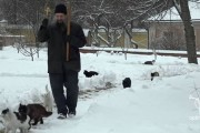 俄罗斯一群猫咪每天都会跟着进行祈福仪式的修道院神职人员