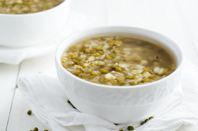 制作绿豆汤 制作绿豆汤（怎样煮绿豆汤不变色） 美食