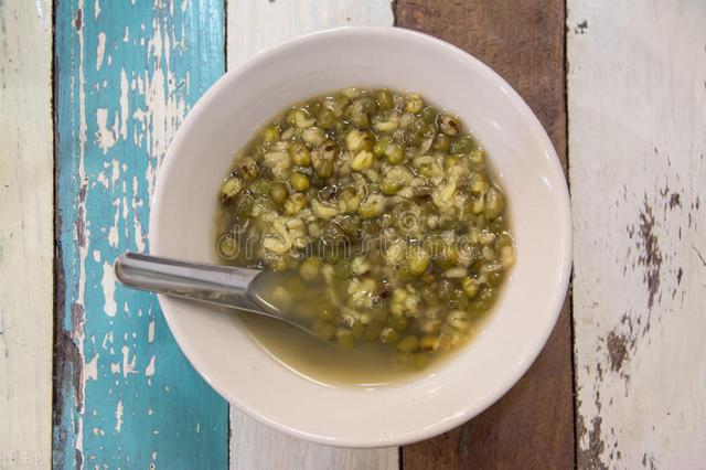 制作绿豆汤 制作绿豆汤（怎样煮绿豆汤不变色） 美食